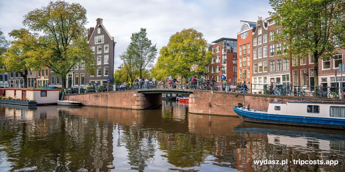 Kamienice i łodzie nad kanałem w Amsterdamie