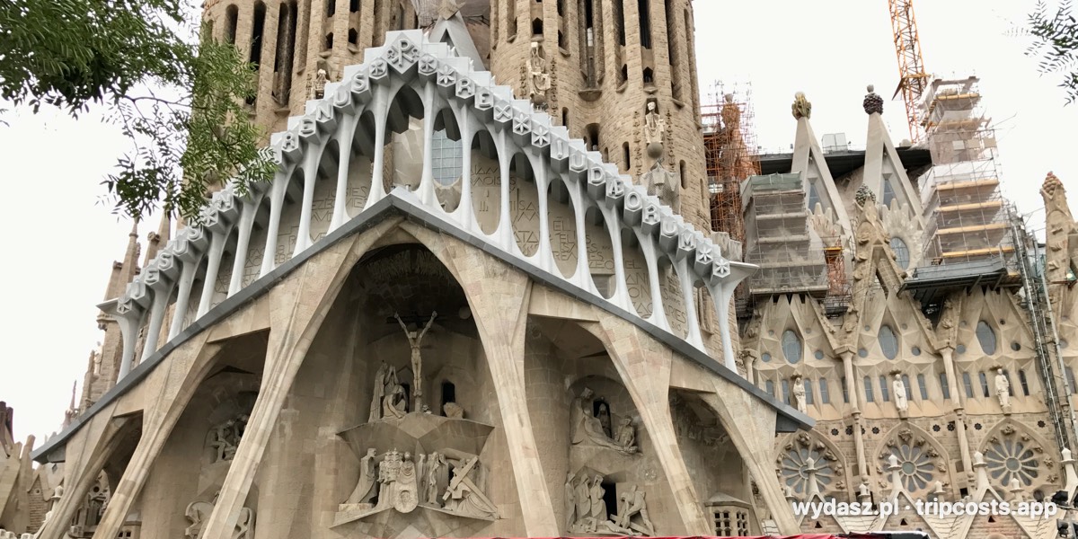 Fasada Męki Pańskiej bazyliki Sagrada Família w Barcelonie
