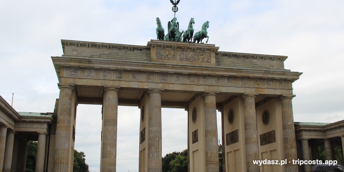 Brama Brandenburska w Berlinie z kwadrygą na szczycie i ludźmi na placu