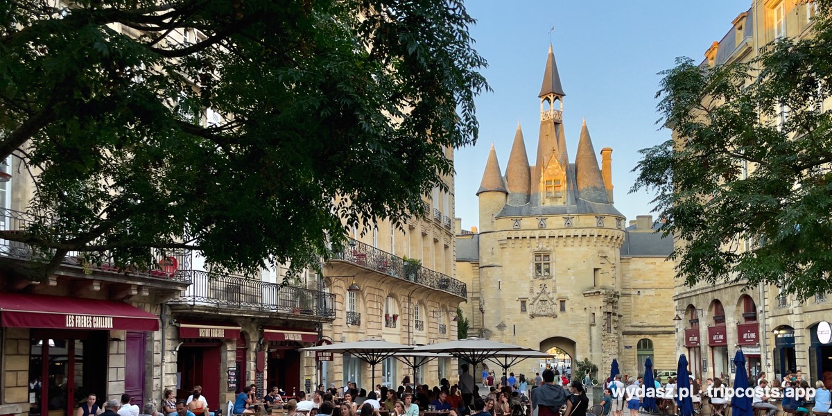 Brama Cailhau i kawiarniane ogródki przy placu du Palais w Bordeaux
