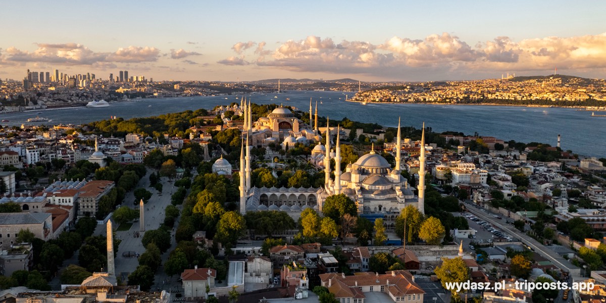 Błękitny Meczet i Hagia Sophia w Stambule z lotu ptaka, w tle Bosfor o zachodzie słońca