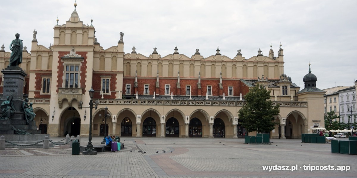 Sukiennice na Rynku Głównym w Krakowie, po lewej pomnik Adama Mickiewicza