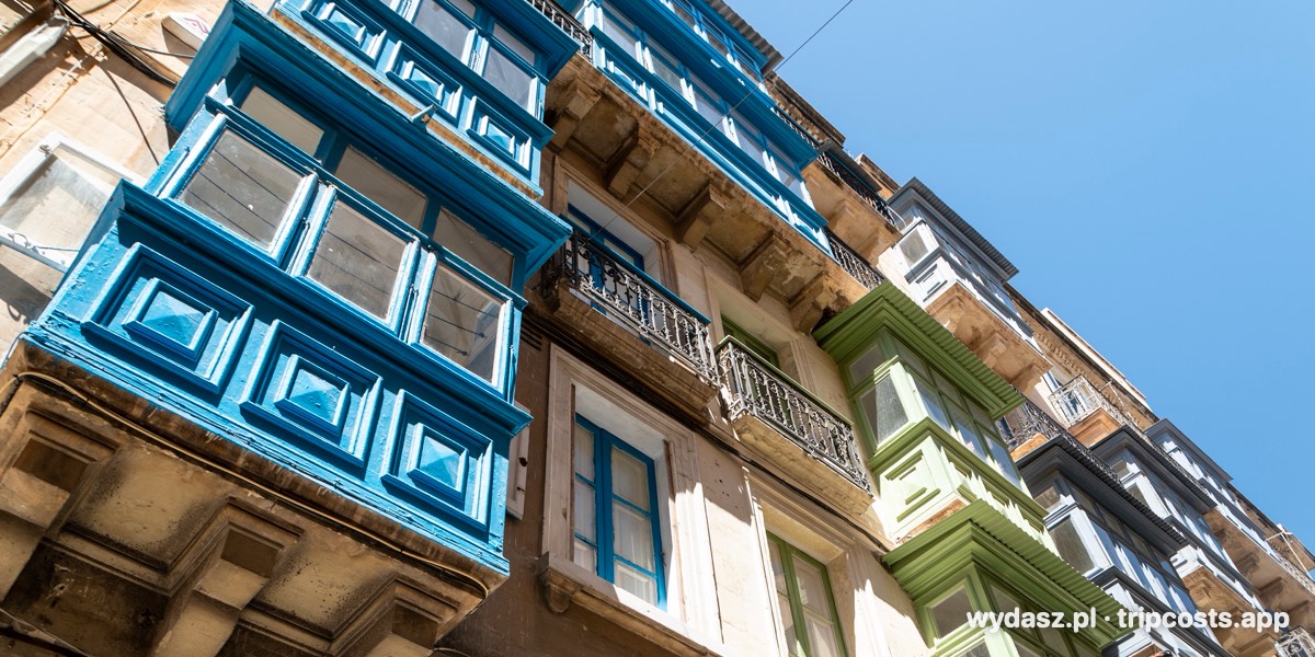 Kolorowe drewniane balkony na kamienicy w Valletcie