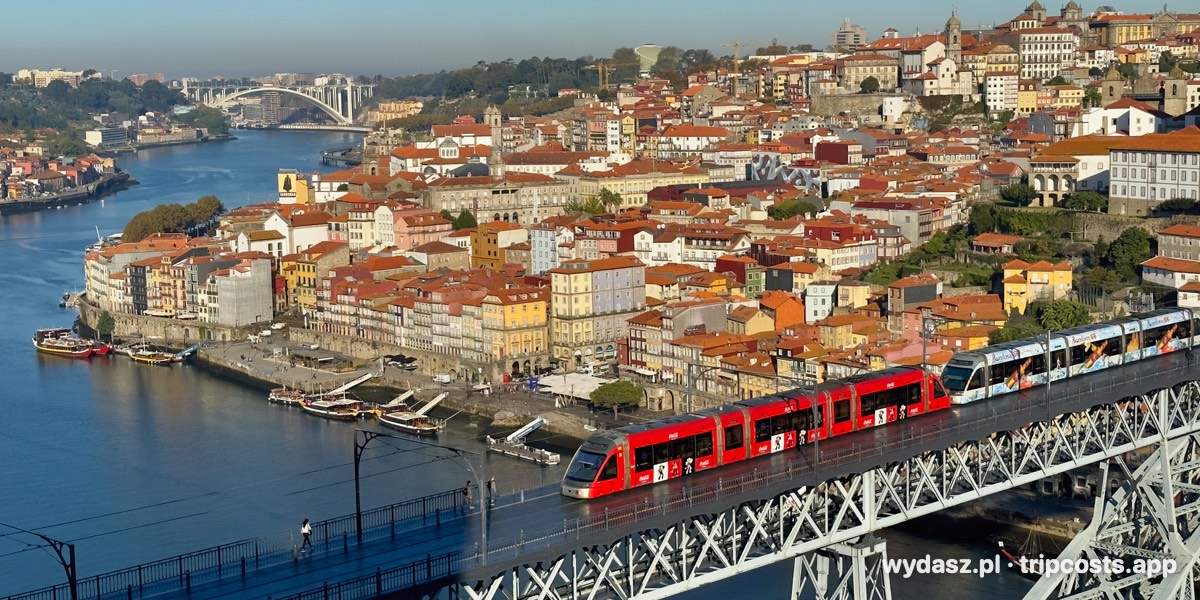 Metro na moście Ludwika I i dzielnica Ribeira nad rzeką Douro w Porto