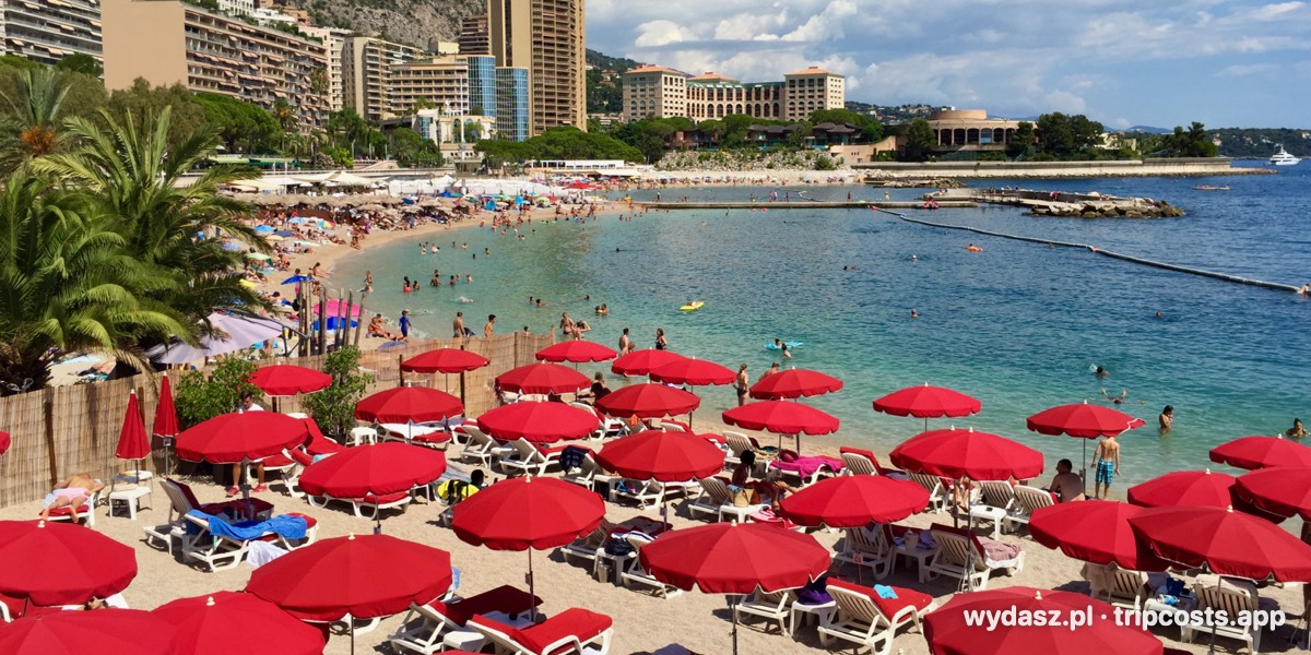 Plaża Larvotto w Monako z czerwonymi parasolami i leżakami