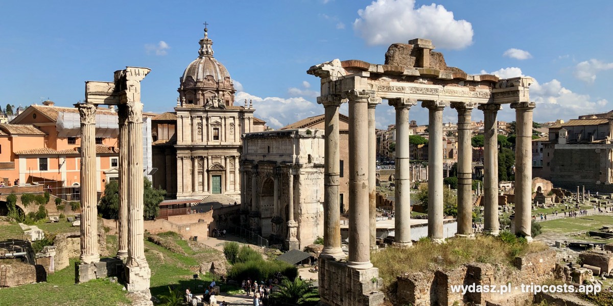 Forum Romanum w Rzymie: kolumny świątyni Saturna i kopuła kościoła Santi Luca e Martina