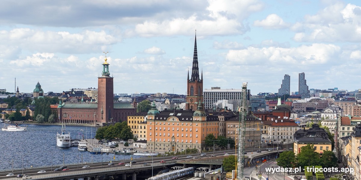Gamla stan, ratusz i kościół Riddarholmen nad wodą w Sztokholmie