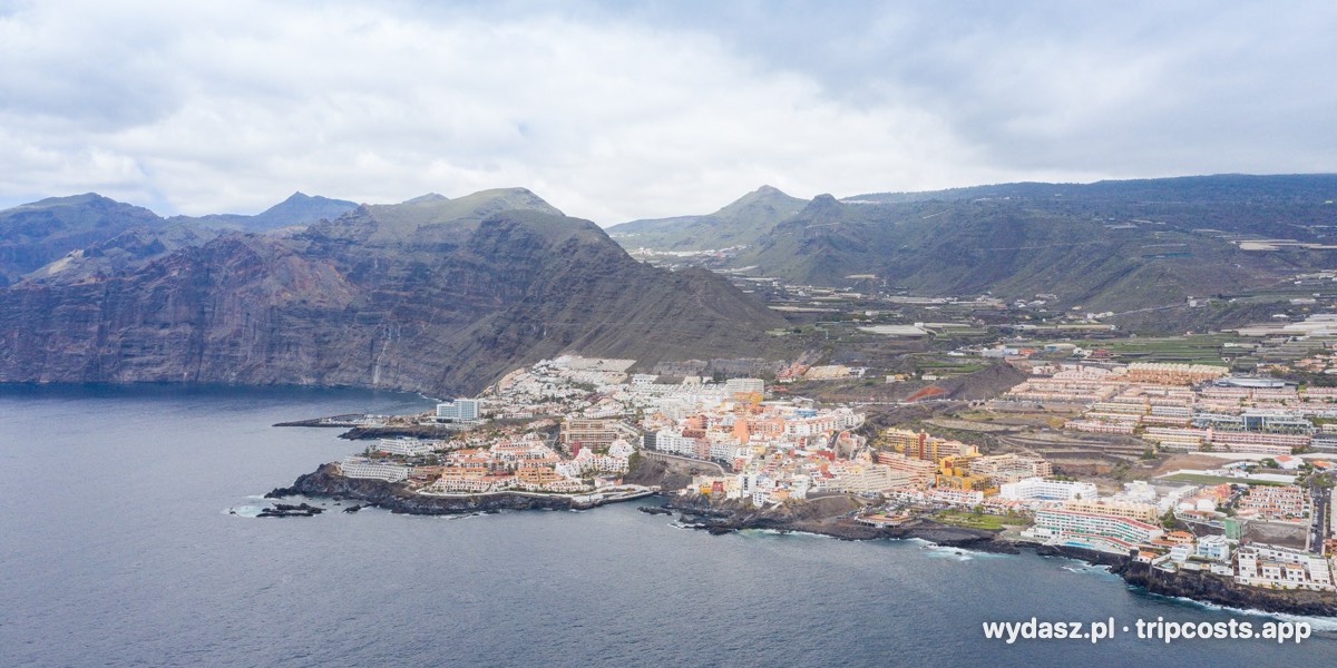 Klify Los Gigantes i miasteczko Puerto de Santiago na Teneryfie z lotu ptaka
